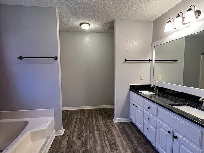 Building Photo - 1424 Roebling Tr