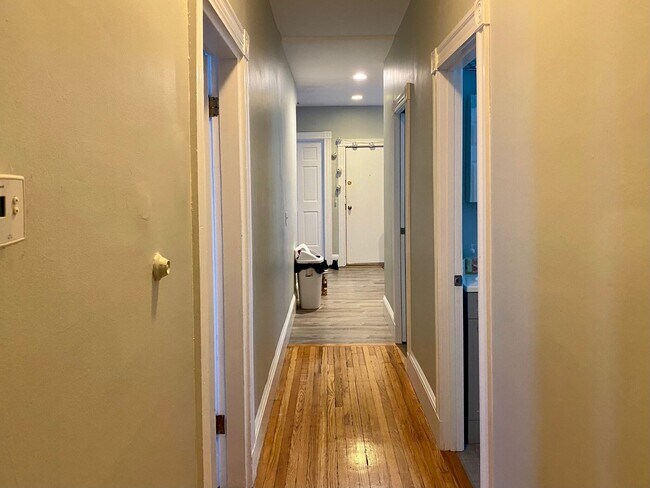 Building Photo - Renovated Apt near NEU!   Luxury Appliances, Sunny and Spacious w Laundry in Unit, Pet OK