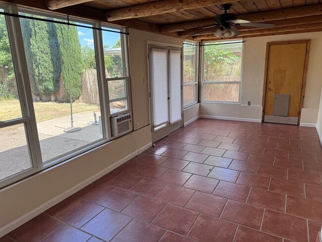 Building Photo - 3 Bedroom, 2 Bathroom Home near Washington...