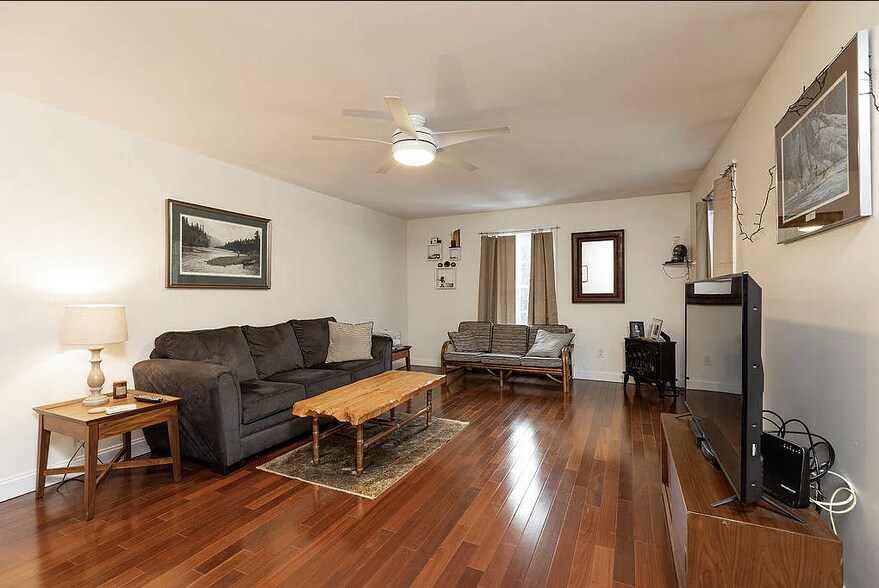 Building Photo - 10 Buffalo Ln