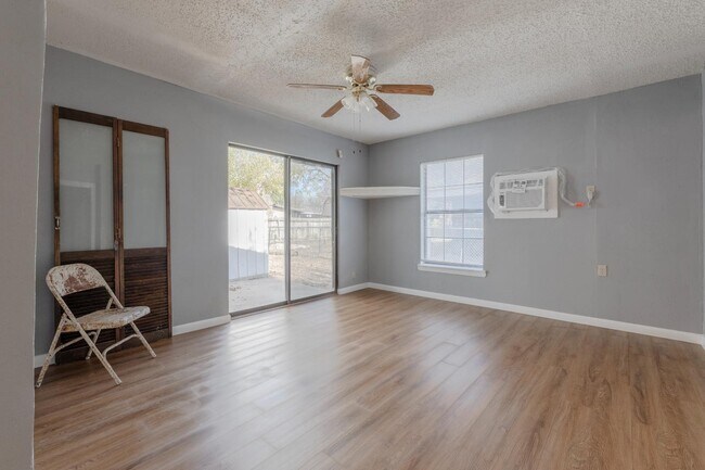 Building Photo - 875 Plainview Dr