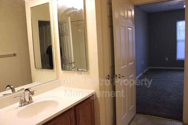 Building Photo - 1321 Karen Blvd