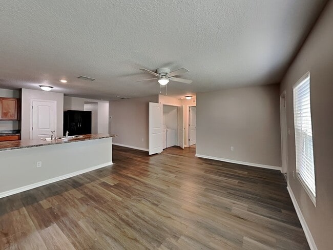 Building Photo - 275 Elm Ct