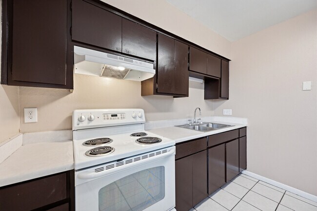 Building Photo - Centrally Located Townhome