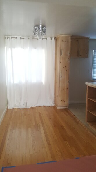 Building Photo - 1146 N Fuller Ave