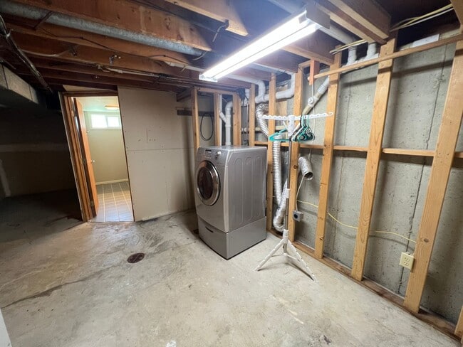 Building Photo - 5 bedroom 3 bathroom home for rent