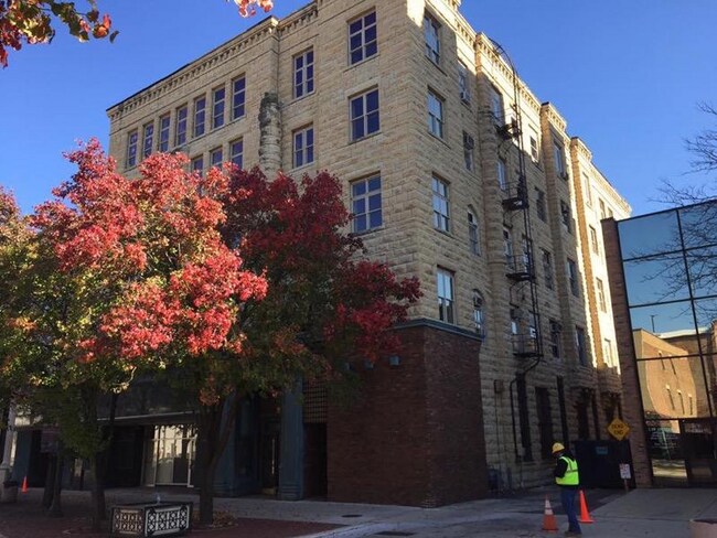 Primary Photo - 76 N Chicago St