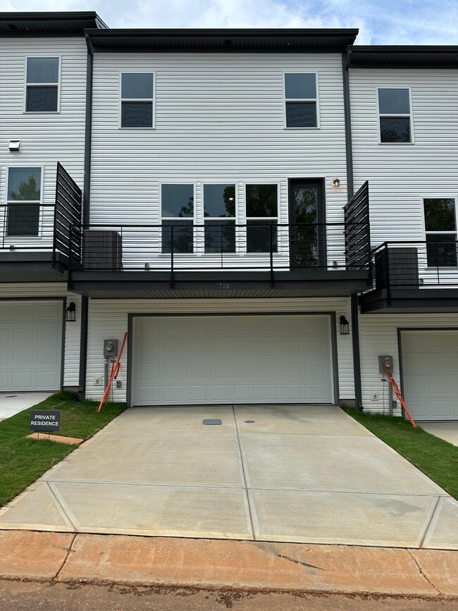 Building Photo - 1728 Blanche St