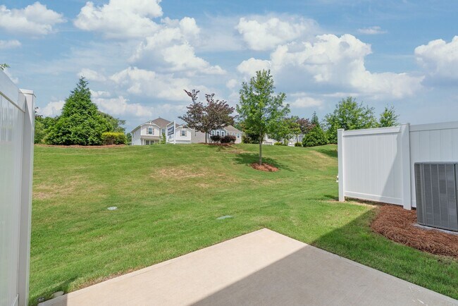 Building Photo - Like-New Townhome in Pristine, Move-In Ready Condition