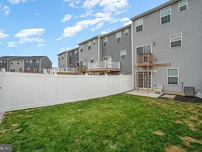 Building Photo - 3 Bedroom Townhome in Hanover