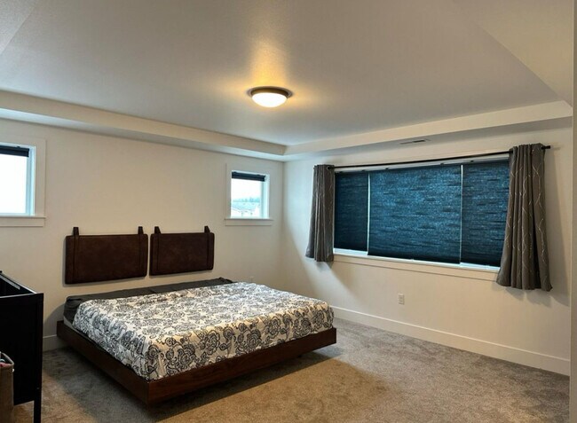 Building Photo - 22939 SE Cherry St