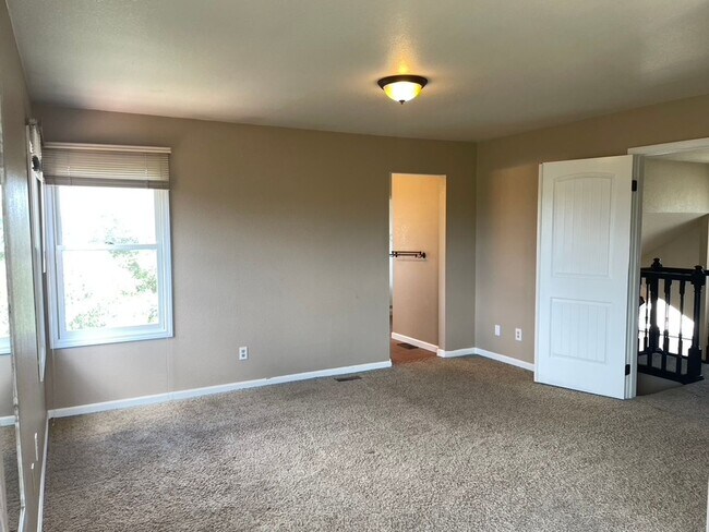 Building Photo - Spectacularly HUGE 6BD Home with Panoramic...