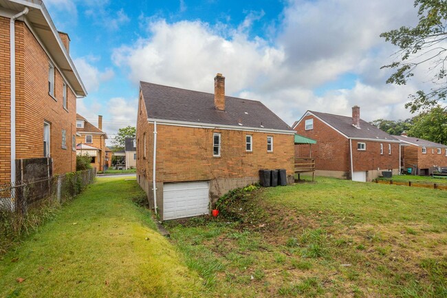 Building Photo - MOVE IN SPECIAL! SCORE HALF OFF 1ST MONTH'...