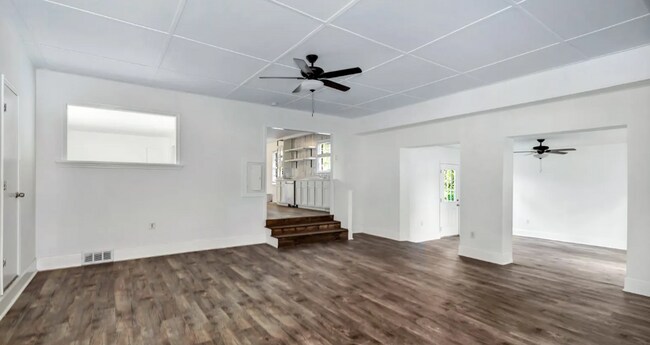 Building Photo - COMING SOON 7/29/25-Charming 3-bedroom 2 -...
