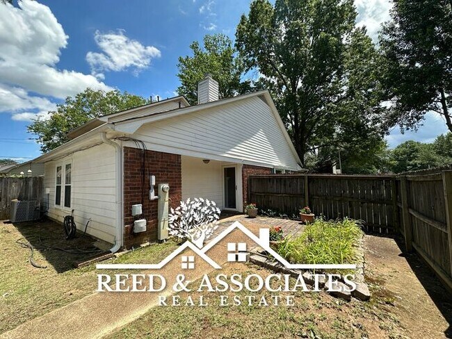 Building Photo - Collierville Townhouse Located on Corner Lot!