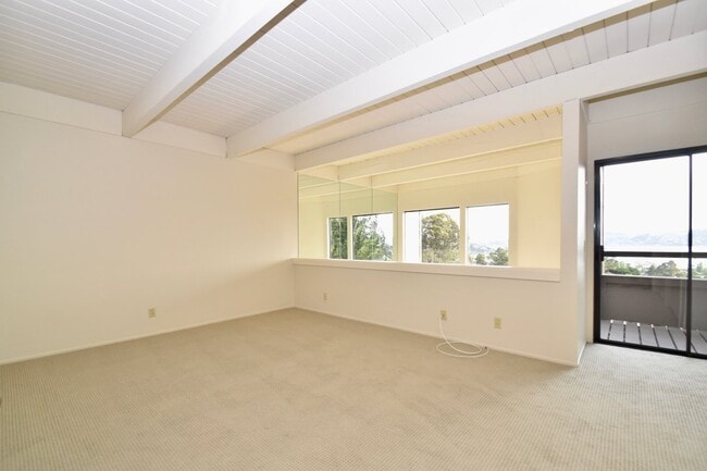 Building Photo - Upgraded Townhouse With Water Views!