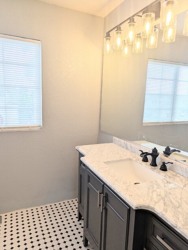 Building Photo - Gorgeous Denver Home - Real Granite Counte...