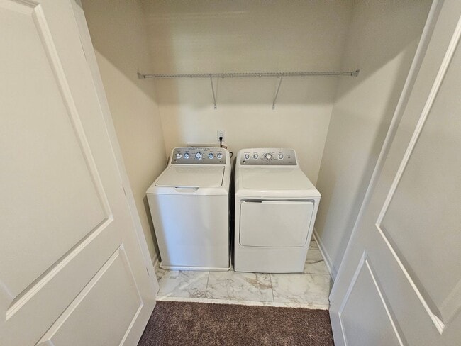 Building Photo - Like New townhome in Monroe!