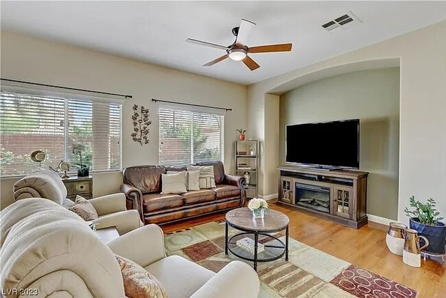 Building Photo - Updated 3BR Townhome w/ Private Yard in Gated-Style Community