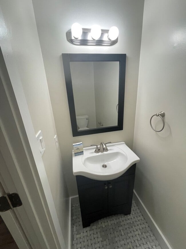 Building Photo - BEAUTIFLLY UPDATED TOWNHOME