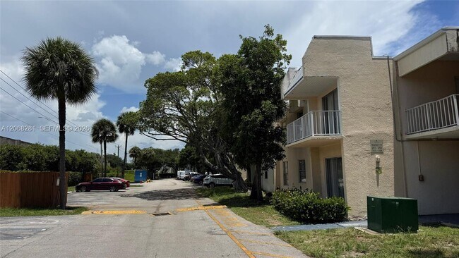 Building Photo - 415 Executive Center Dr