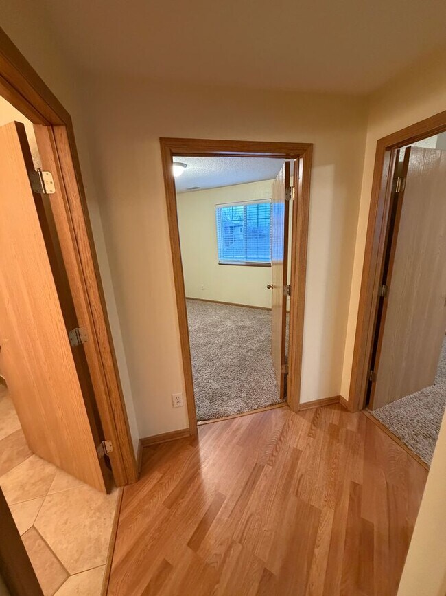 Building Photo - Condo For Rent!