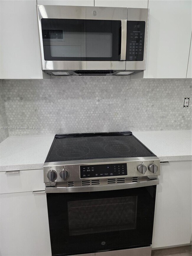 Building Photo - 8870 Fontainebleau Blvd