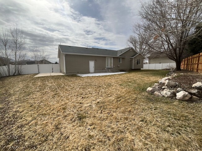 Building Photo - 842 E 1850 N