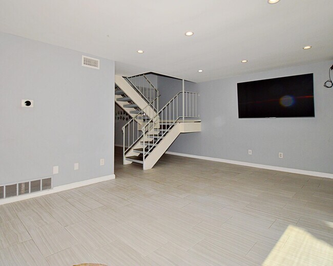 Building Photo - 2230 N Indian Canyon Dr
