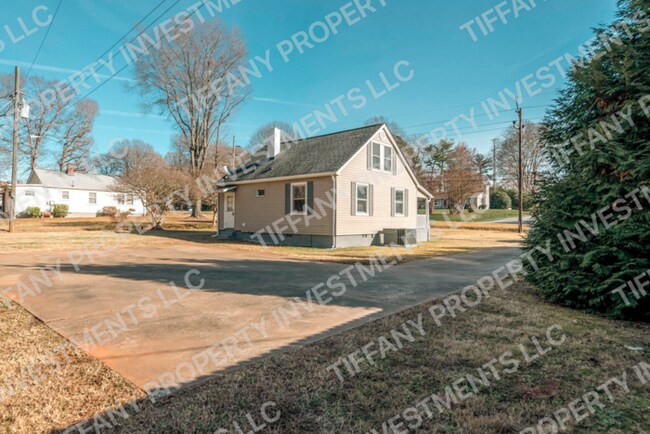 Building Photo - 457 Cherryville Rd