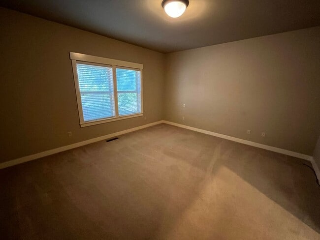 Building Photo - Landscape Maintenance Included! Spacious 3 Bed/2.5 Bath Home in SW Bend - Elder Ridge Street