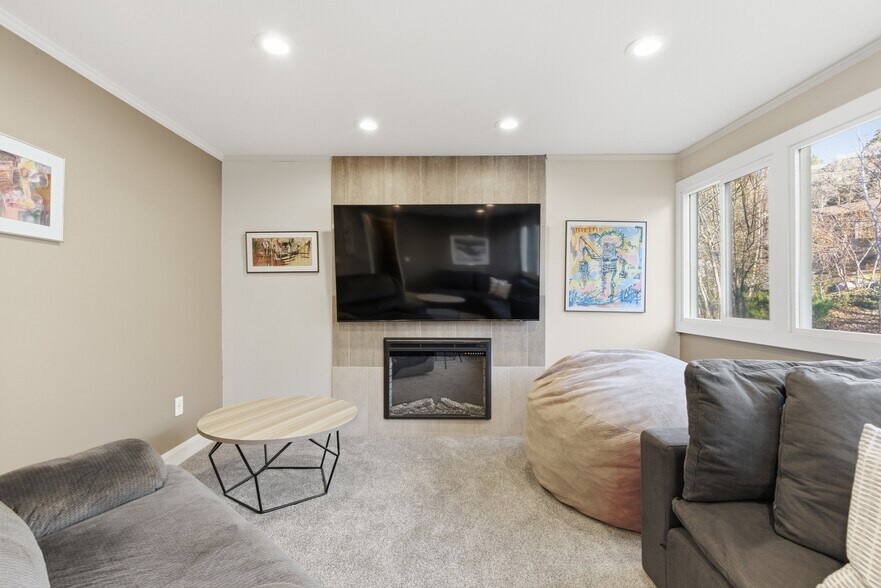 Building Photo - 8682 S Alpen Cir