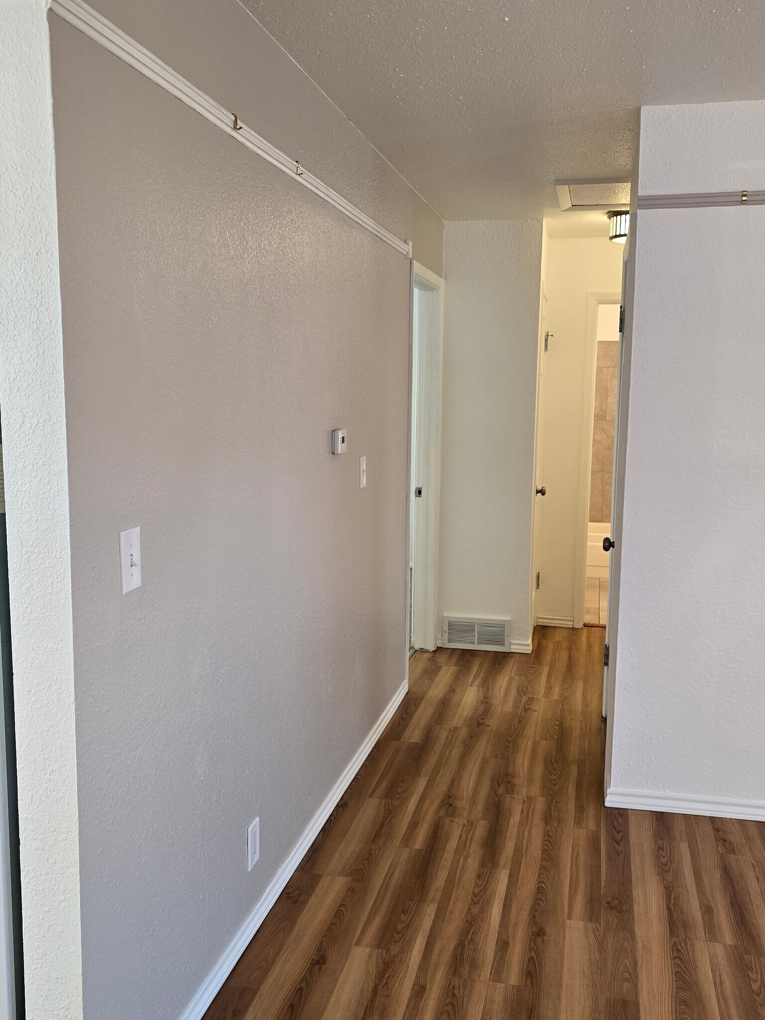 Vinyl plank flooring - 12103 Viewpoint Dr