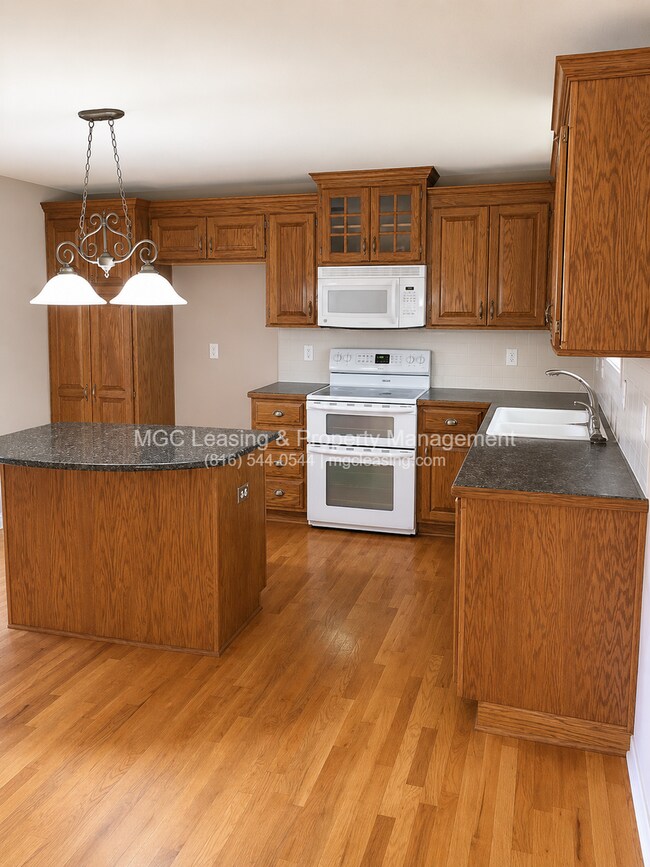 Building Photo - 2116 SW Eyrie Rd