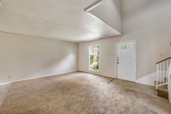 Building Photo - Charming 2-bedroom, 1.5 bath townhome in t...