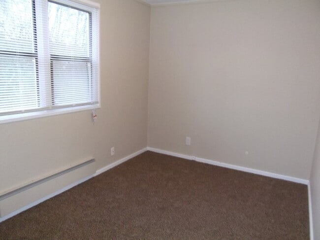 Building Photo - 2 Bedroom 1 Bathroom Townhome in Downtown ...