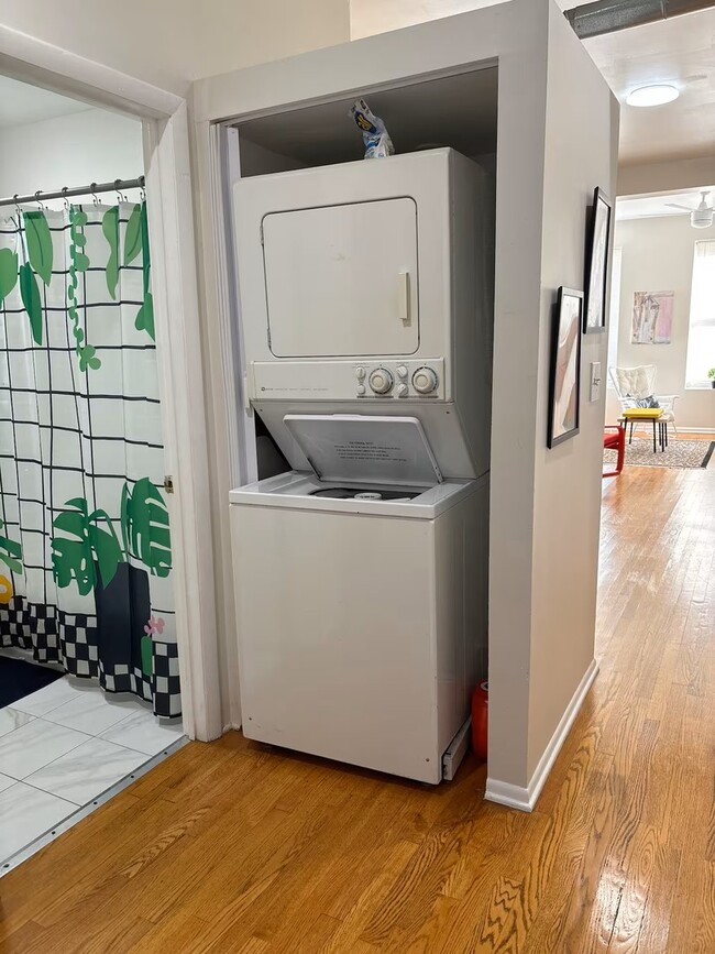 Building Photo - 2122 W Huron St