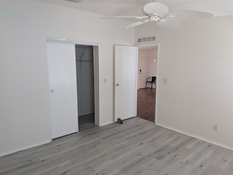 Building Photo - 215 Tiger Lilly Dr