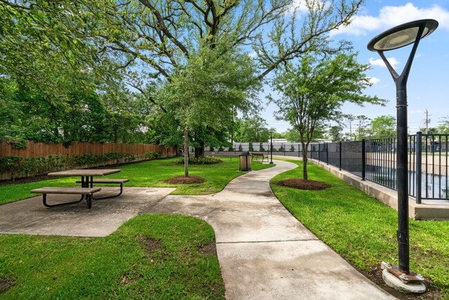 Building Photo - 5003 Lehman Oaks Dr