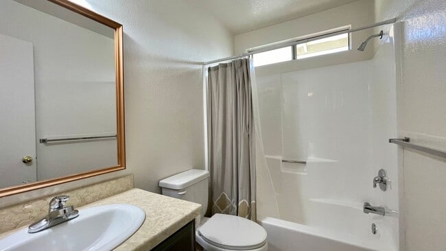 Building Photo - 2 Bedroom Townhouse Near Downtown SLO w/ G...