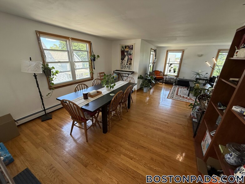 Building Photo - 66 Brooks St