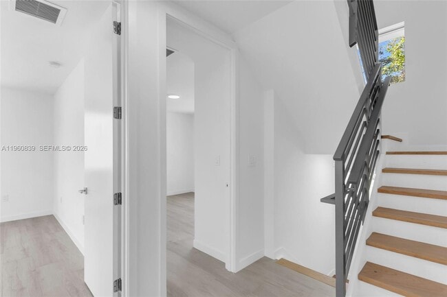 Building Photo - 3204 Plaza St