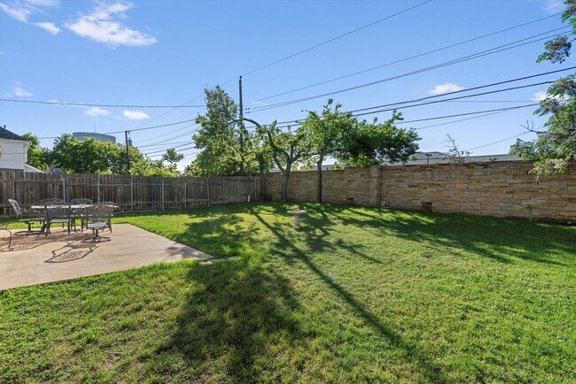 Building Photo - Large 3-Bedroom Home in West Round Rock!