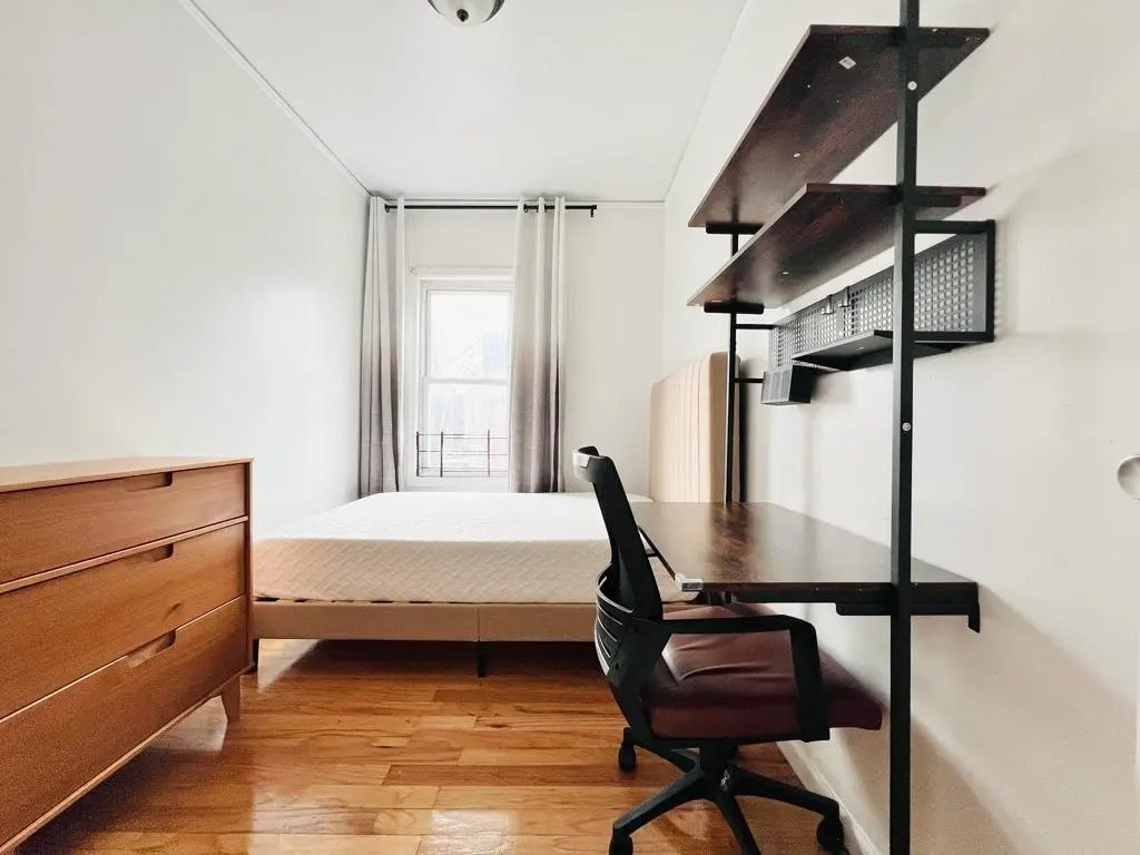 Building Photo - Furnished room/NOT APARTMENT
