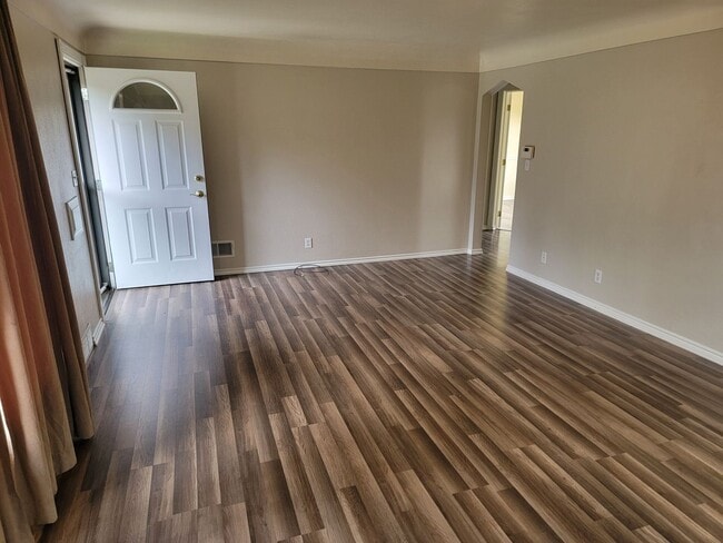 Building Photo - *MOVE IN SPECIAL * 1ST FULL MONTH FREE* Great 3-Bedroom Home IN The Garland District