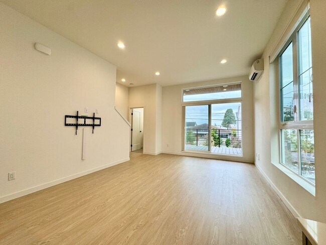 Building Photo - Ballard Townhome