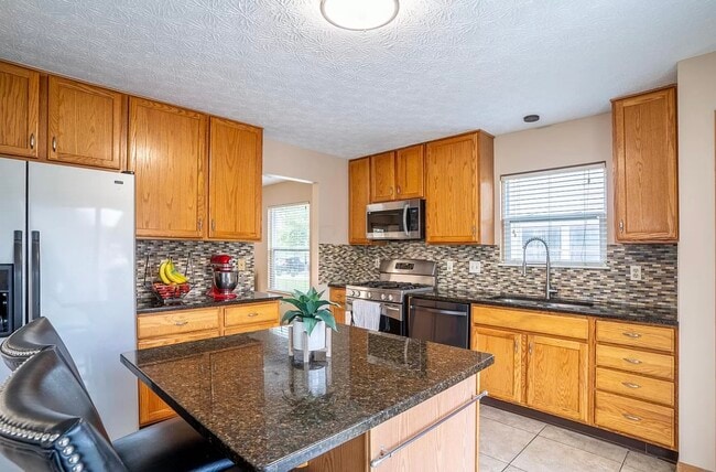 Building Photo - 5865 Summerlawn Dr