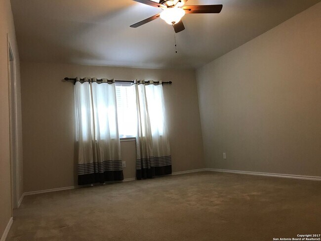 Building Photo - Large 4 bedroom / 2.5 bathroom home in Alamo Ranch