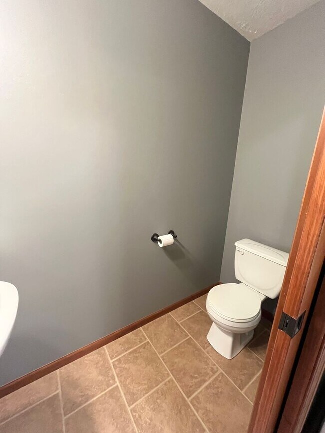 Building Photo - Ground Floor 2 Bed Condo with Attached Garage!
