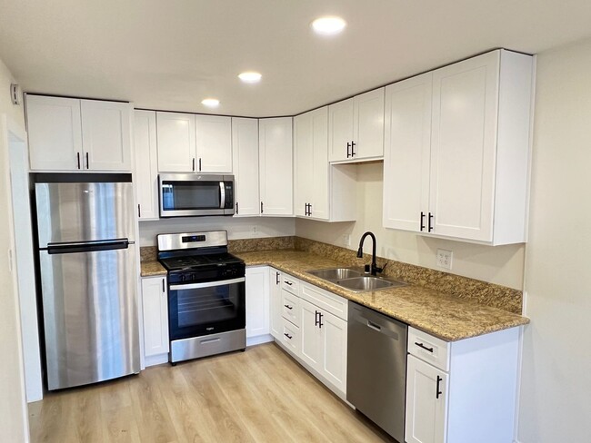 Building Photo - Beautifully Remodeled 1 Bedroom Condo in O...